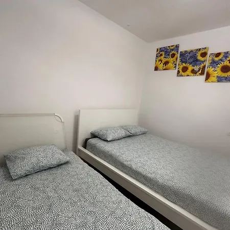 לינה וארוחת בוקר Golebia-economic *